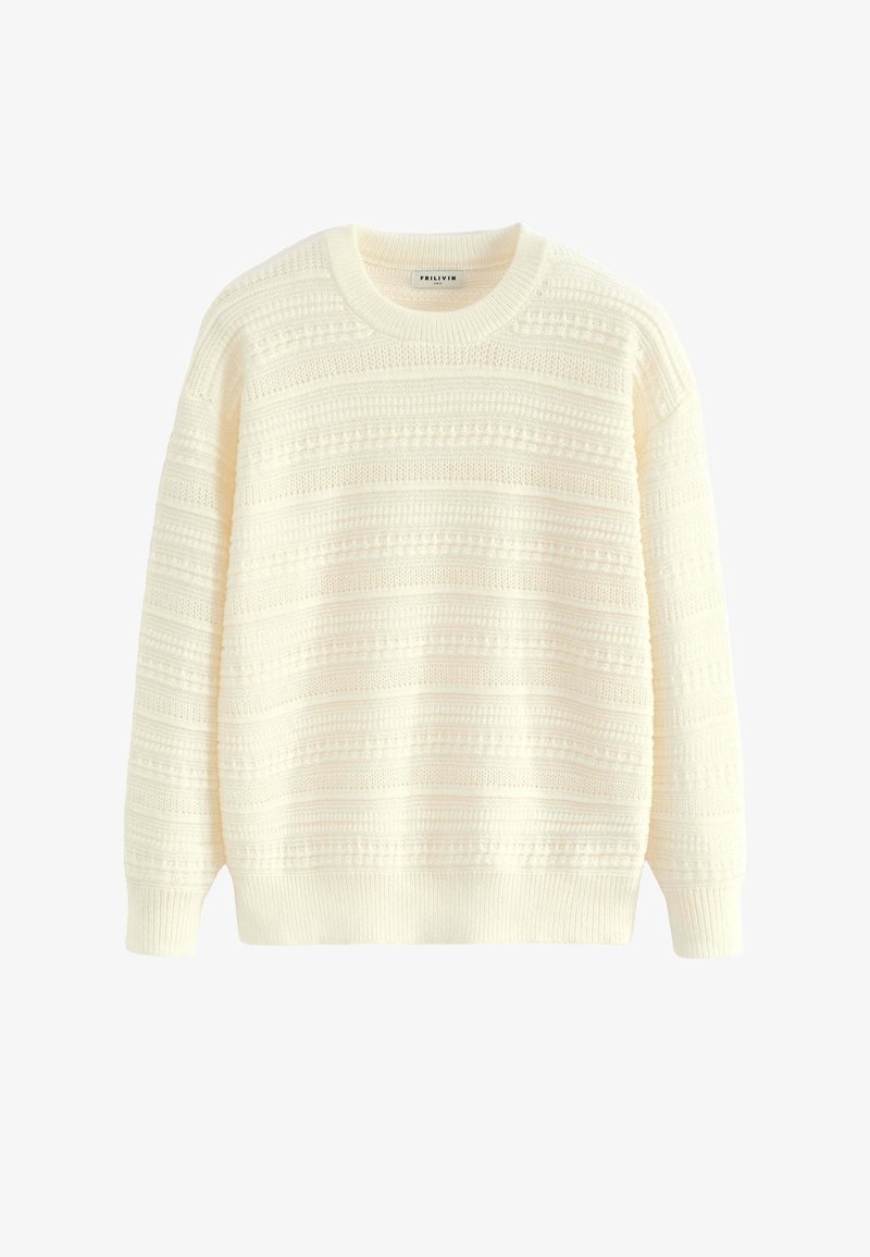 Pull en crème tricoté avec des rayures horizontales texturées, encolure ronde, et poignets et ourlet côtelés. Matériau doux et léger.