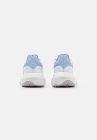 Scarpe da ginnastica azzurro chiaro con una tomaia in rete testurizzata, accenti bianchi e una suola spessa bianca. Presentano un tacco arrotondato e cuciture dettagliate.