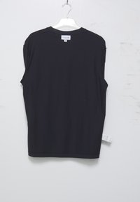 Crna bezrukavna majica od pamuka. Ima okrugli izrez i ravni kroj s bočnim šavovima i malim etiketom na dnu.