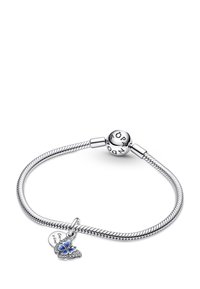 Bracciale in argento con design intrecciato, caratterizzato da un ciondolo a forma di farfalla in smalto blu e un ciondolo circolare con incisione.