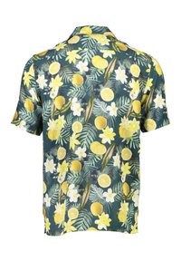 Camisa de manga corta con botones que presenta un fondo verde oscuro adornado con limones amarillos, flores blancas y patrones de hojas.