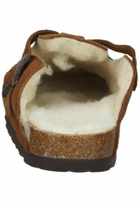 Brązowy zamszowy but wsuwany z puszystą wyściółką wewnętrzną, korkową podeszwą środkową i teksturowaną gumową podeszwą zewnętrzną; widok z tyłu koncentruje się na otworze.