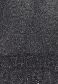 Tessuto nero con luccichio metallico, caratterizzato da una superficie texture e un orlo arricciato, che conferisce un aspetto leggermente elastico e lucido.