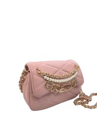 Borsa a tracolla trapuntata rosa con catena dorata e dettagli in perle. Presenta una scritta dorata prominente "GAELLE" sul fronte.