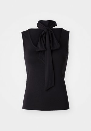 Svart ermeløs topp i myk, elastisk stoff med knyte-detalj ved halsen. Enkel design med en tettsittende silhuett.