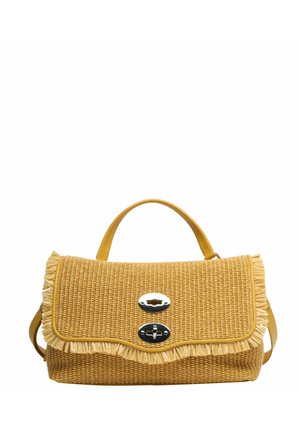 Borsa a mano in paglia intrecciata con rifinitura a frange, chiusura ovale in argento, manico corto e tracolla regolabile di colore giallo senape.