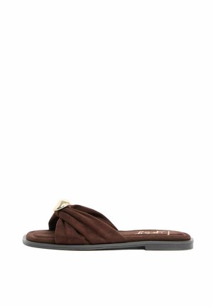 Sandale plate marron à enfiler avec tige en tissu doux, ornement triangulaire doré et semelle noire, vue de profil sur fond blanc.