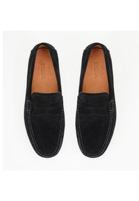 Zwarte suede loafers met een gladde textuur, gedetailleerde stitching en een leren binnenzool. Beschikken over een klassiek instapontwerp voor gemakkelijk aan- en uittrekken.