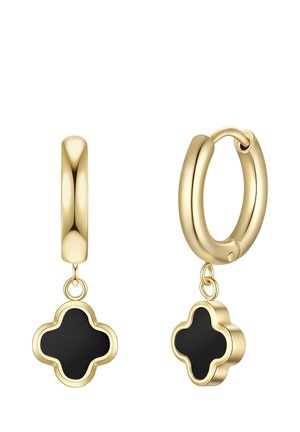 Pendientes de aro dorados con colgantes en forma de trébol de cuatro hojas negros, mostrados de frente y de lado sobre un fondo blanco.