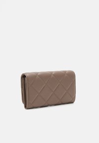 Καφέ σαπούνι πορτοφόλι με ορθογώνιο σχήμα, κατασκευασμένο από μαλακό υλικό, με διαμαντένιο μοτίβο και συμπαγές σχέδιο.