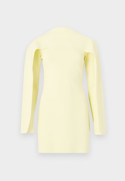 Εκρού μίνι φόρεμα με ανοιχτούς ώμους, μακριά, φαρδιά μανίκια και εφαρμοστή σιλουέτα σε μονόχρωμο φόντο.