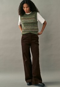 Next PATTERNED SLEEVELESS CREW NECK - REGULAR FIT - Svetrík - green khaki