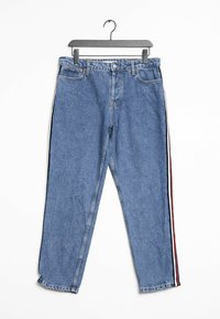 Jeans de mezclilla con corte recto, que presentan un lavado azul medio, franjas laterales en negro, blanco y rojo, y un diseño clásico de cinco bolsillos.