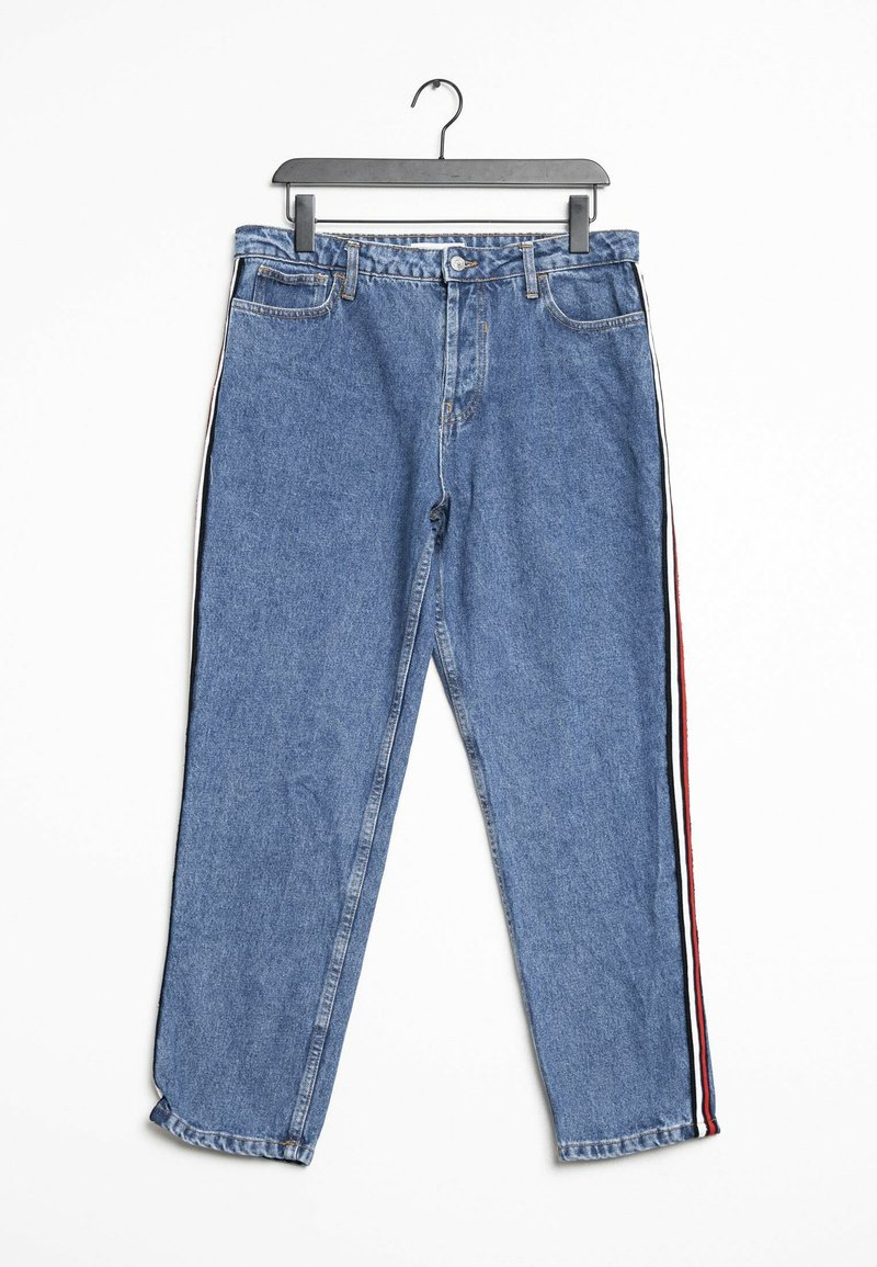 Jeans de mezclilla con corte recto, que presentan un lavado azul medio, franjas laterales en negro, blanco y rojo, y un diseño clásico de cinco bolsillos.