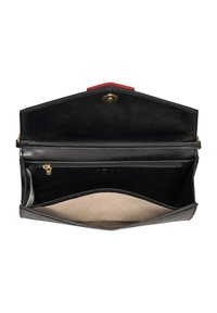 Czarna skórzana torebka z czerwonym akcentem na górze, wyposażona w złote zatrzaski i przestronne wnętrze, w tym kieszeń na zamek.
