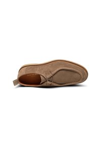 Scarpa in suede marrone chiaro con punta arrotondata, lacci sulla parte anteriore, cuciture tono su tono e tacco accentuato. Rivestimento interno in pelle liscia.