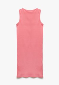 Robe sans manches en coton rose clair avec une coupe droite, texture lisse et encolure ronde ; aucun détail ou motif supplémentaire.