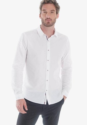 Witte knoopshirt van katoen met lange mouwen, met een subtiel gestreept patroon langs de binnenkant van de kraag en de knoopsluiting.