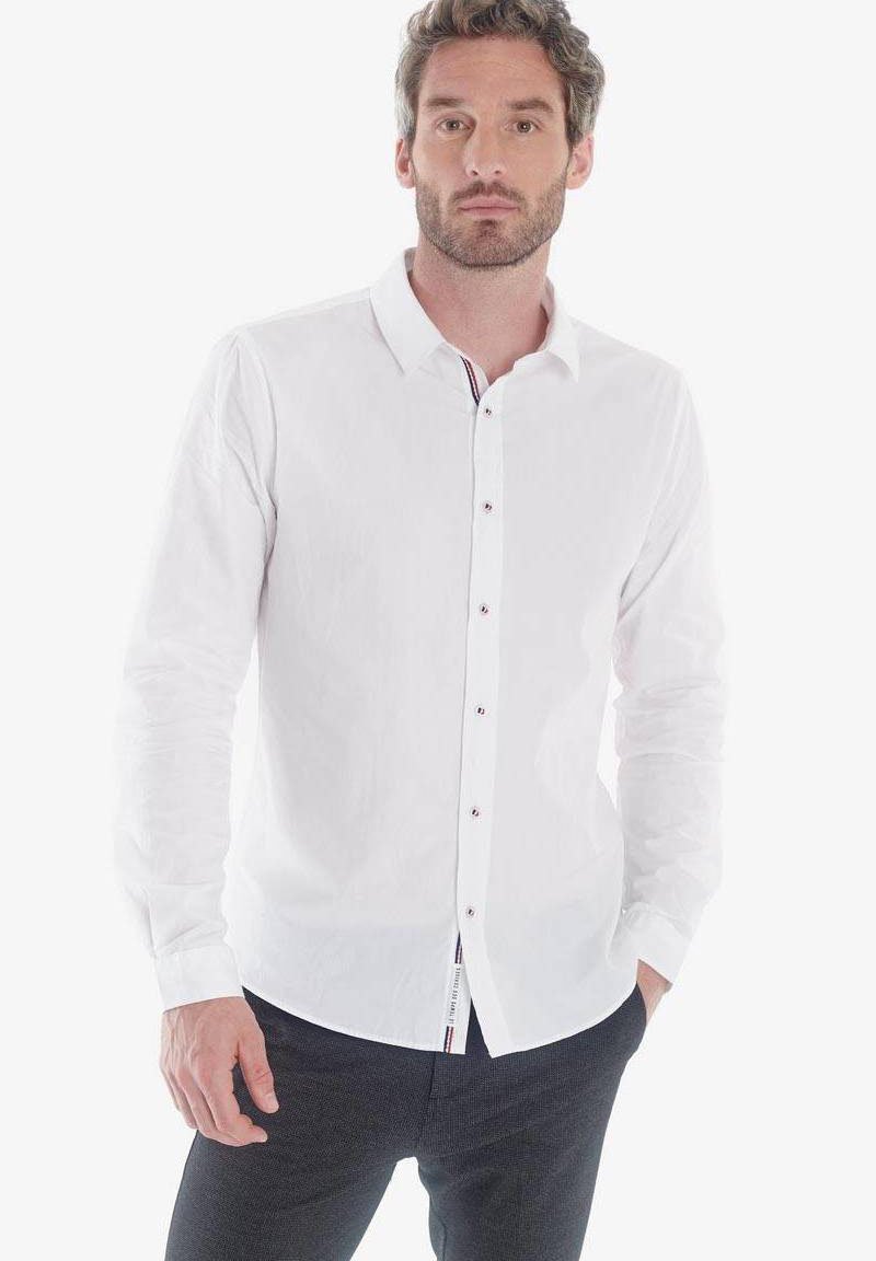 Witte knoopshirt van katoen met lange mouwen, met een subtiel gestreept patroon langs de binnenkant van de kraag en de knoopsluiting.