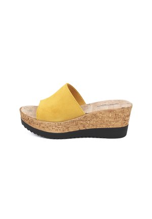 Sandalo wedge in suede giallo con plantare in sughero e suola in gomma nera, caratterizzato da un design open-toe e una texture morbida.