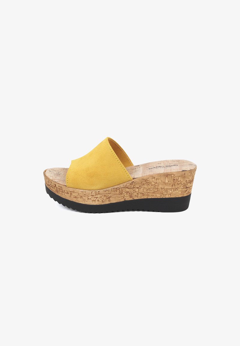 Sandalo wedge in suede giallo con plantare in sughero e suola in gomma nera, caratterizzato da un design open-toe e una texture morbida.