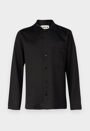Svart långärmad skjorta, satinfinish, knapp-up design, platt krage, en bröstficka, slät textur, med sju svarta knappar ned längs framsidan.