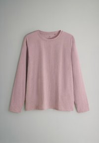 Šviesiai rožinė ilga rankovė marškinėliai su apvaliu iškirpimu, pagaminti iš minkštos medžiagos, su laisvu siluetu ir minimaliomis siūlėmis.