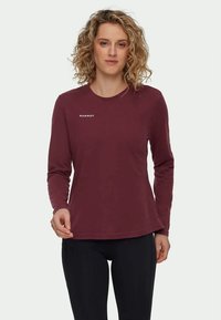 Bordeauxfarbiges Langarmshirt mit Rundhalsausschnitt, aus weichem Stoff. Verfügt über ein kleines weißes Logo auf der Brust und ist gerade geschnitten.