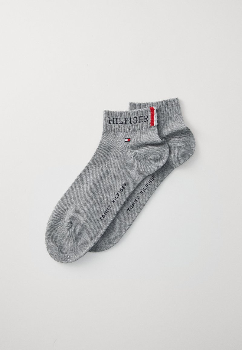 Graue Baumwollknöchelsocken mit gerippten Bündchen, die mit gesticktem "HILFIGER"-Schriftzug und einem kleinen roten und blauen Logodetail versehen sind.