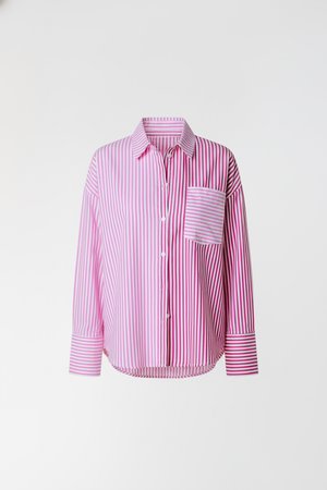 Hemd mit Knopfleiste und langen Ärmeln, mit rosa-weißen vertikalen Streifen, einer Brusttasche und einem abgerundeten Saum. Hergestellt aus leichtem Stoff.