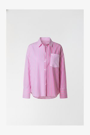 Hemd mit Knopfleiste und langen Ärmeln, mit rosa-weißen vertikalen Streifen, einer Brusttasche und einem abgerundeten Saum. Hergestellt aus leichtem Stoff.