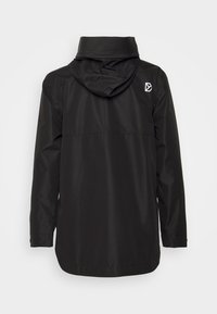 Czarna wodoodporna kurtka z kapturem, o gładkiej fakturze, wydłużonym kroju i logo na górnej lewej części tyłu.