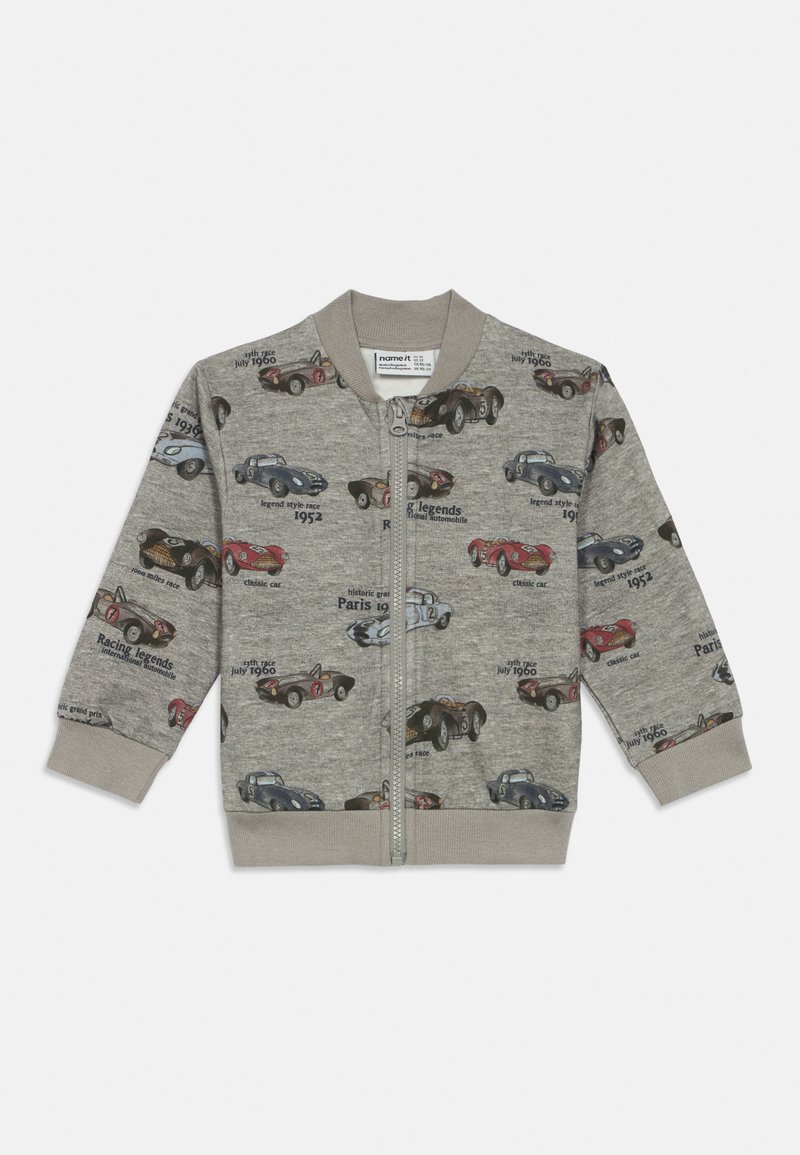 Šedá dětská bunda na zip s ilustracemi vintage závodních aut a textem odkazujícím na klasické automobilové závody z let 1952 až 1960.