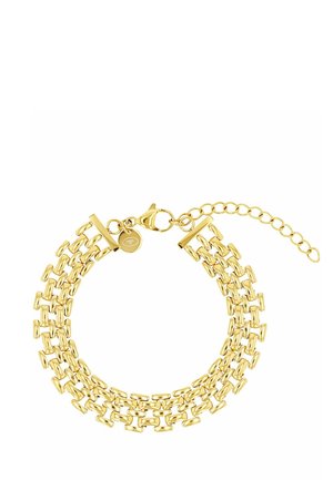 Pulsera de cadena de oro de tres hilos con eslabones rectangulares, cierre de langosta, cadena extensora y pequeño colgante circular cerca del cierre.