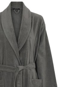 Accappatoio grigio in tessuto morbido, con collo a scialle, vita con cintura e due tasche frontali con rifiniture testurizzate.