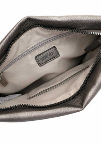 Borsetta in pelle con esterno grigio metallico, chiusura a zip, fodera in tessuto beige e una tasca interna con zip con patch logo.