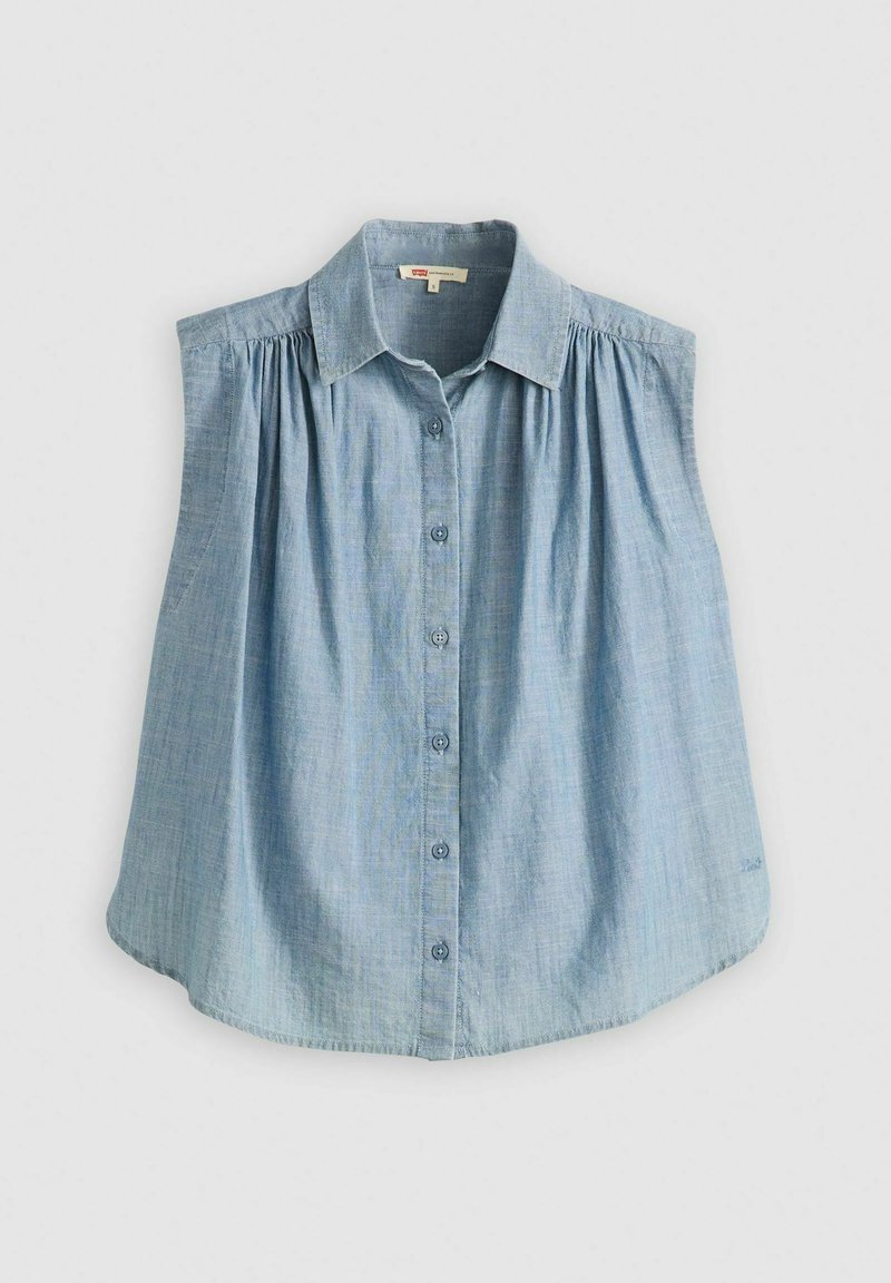 Chemise sans manches bleu clair en tissu denim, dotée d'un col pointu, d'une fermeture à boutons et de détails froncés aux épaules.
