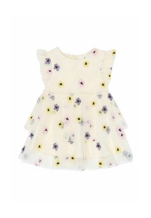 Vestido de capas en tela crema clara, con bordados florales en rosa, amarillo y morado. Mangas con volantes y escote redondeado.