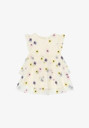 Vestido de capas en tela crema clara, con bordados florales en rosa, amarillo y morado. Mangas con volantes y escote redondeado.