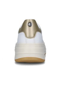 Sneaker bianca con un accento dorato sul tallone. Presenta un retro testurizzato e una suola stratificata con una base in gomma marrone chiaro.