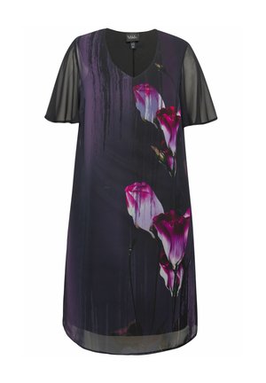 Robe à manches courtes en violet foncé avec un motif floral présentant des roses roses et blanches. Fabriquée en tissu léger et transparent avec un décolleté en v.