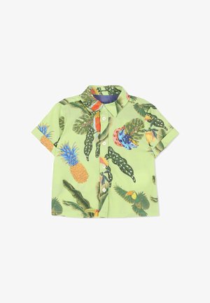 Camisa de manga corta de color verde claro con estampado tropical de piñas, hojas y tucanes coloridos.