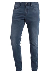 Jeans de mezclilla azul oscuro con corte ajustado, que cuentan con cinco bolsillos, cierre de botón y cremallera, y detalles de desgaste sutil a lo largo de las piernas.