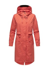 Chaqueta impermeable de color coral con capucha, cintura ajustable con cordón, mangas largas, bolsillos laterales y detalles de botones a presión. Textura suave y diseño de longitud media.