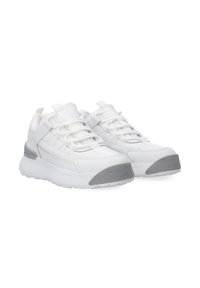 Weiße Sneaker mit einer strukturierten grauen Spitzkappe, gepolstertem Schaft und elastischen Schnürsenkeln. Bietet ein schlankes Design und eine verstärkte Ferse für Stabilität.