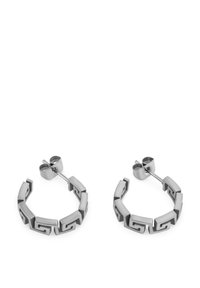 Pendientes de aro de plata con un diseño de eslabones geométricos, con una textura suave y un acabado brillante, asegurados con un cierre de presión.