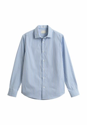 Lichtblauw overhemd met lange mouwen, witte en gele verticale strepen, kraag en met knopen gesloten manchetten, getoond op een witte achtergrond.
