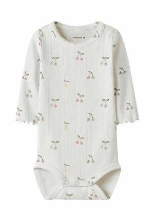 Białe prążkowane body dla niemowląt z długim rękawem, wykończone falbanką, ozdobione małymi pastelowymi wzorami czereśni w kolorach różowym, żółtym i zielonym.