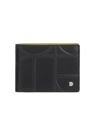 Cartera de cuero negro con patrones geométricos en relieve, interior amarillo brillante y un acento de logotipo plateado. Diseño compacto y de doble pliegue.