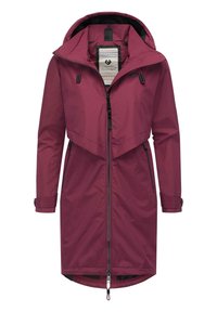 Burgundowa wodoodporna kurtka z kapturem, zamek błyskawiczny, regulowany pas i kontrastowa podszewka w geometryczny wzór.